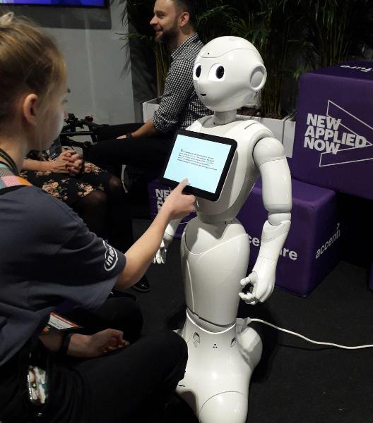 Співпраця Вікторії з роботом